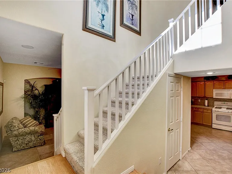 251 Queens Ct — Photo 4