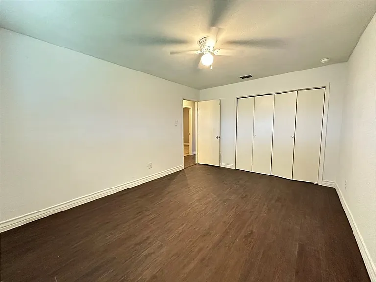 2114 Saint Charles Dr — Photo 16