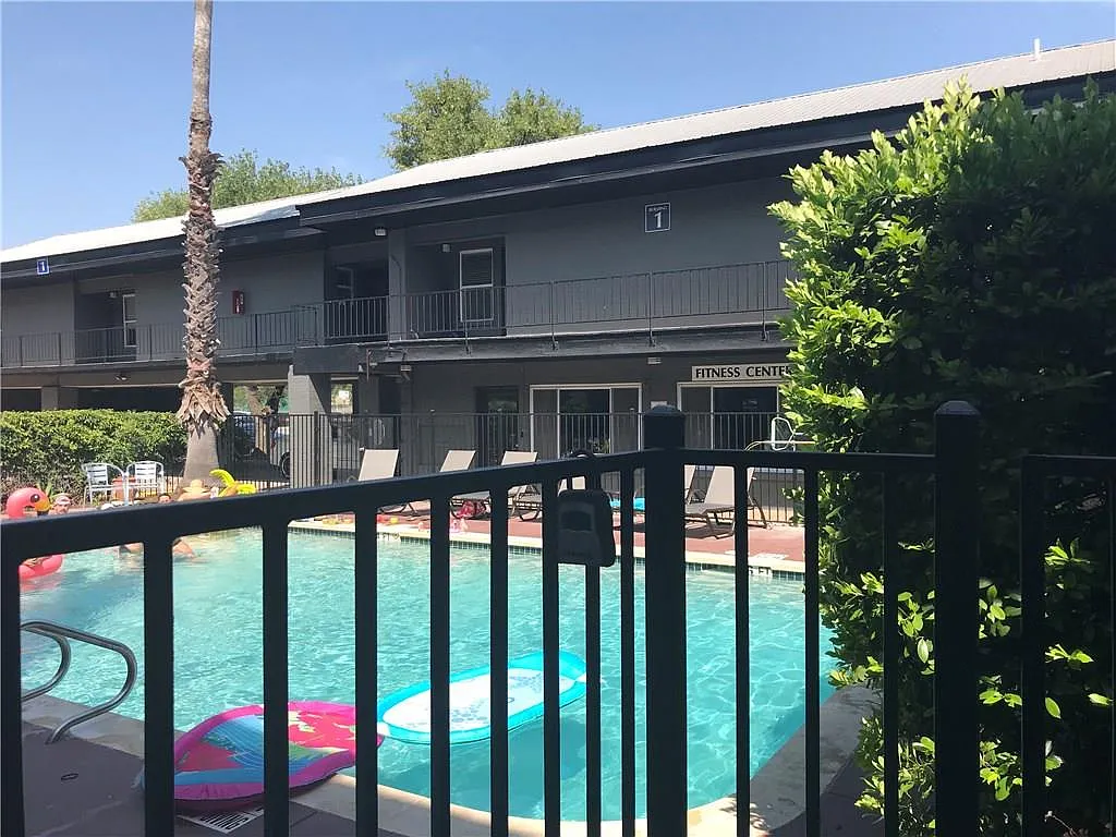 1 bed, 1.0 bath, 413 sqft, $1,050 — Photo 2
