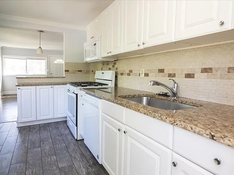1096 Herndon St NW #B — Photo 18