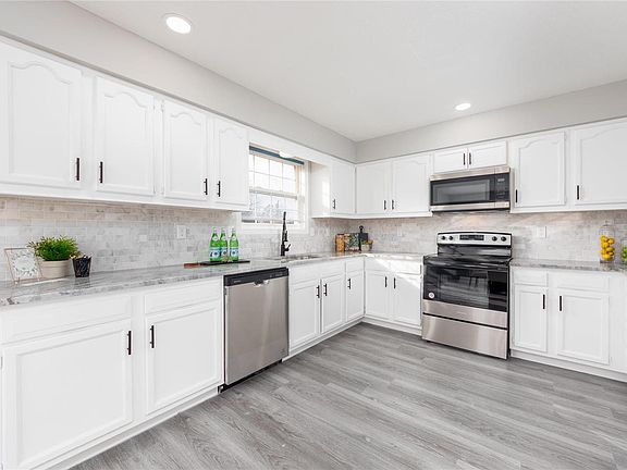 2nd image of 104 King Oak Dr