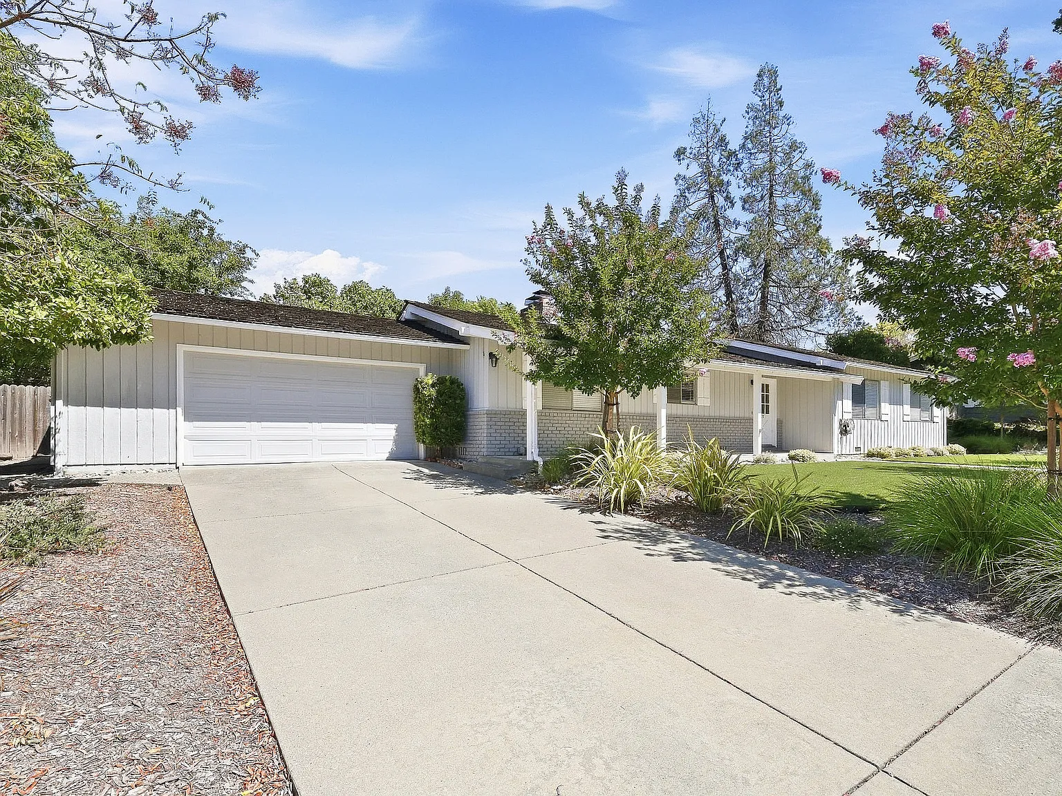 4 bed, 2.0 bath, 1632 sqft, $5,600 — Photo 2