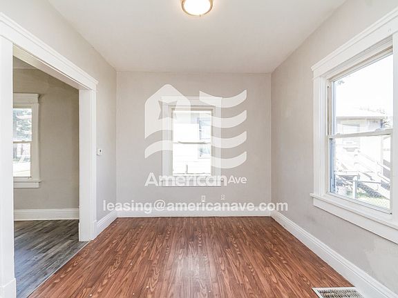 1588786_005_dining_room_14059993.jpg