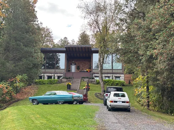 2084 Grand Blvd, Burlington, ON L7P 0N1