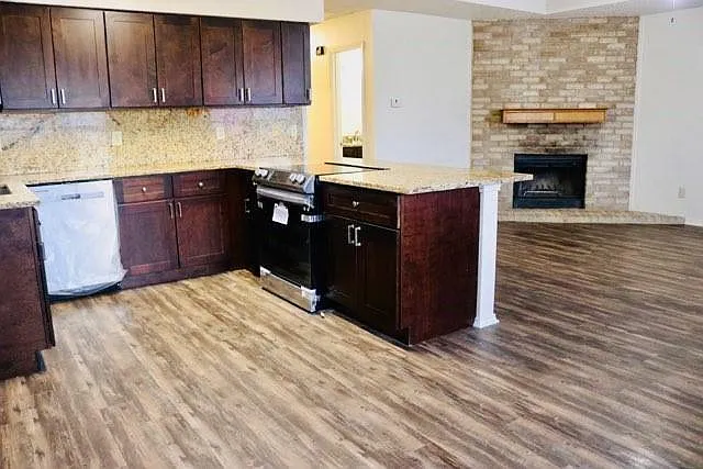 302 Shady Valley Dr — Photo 3