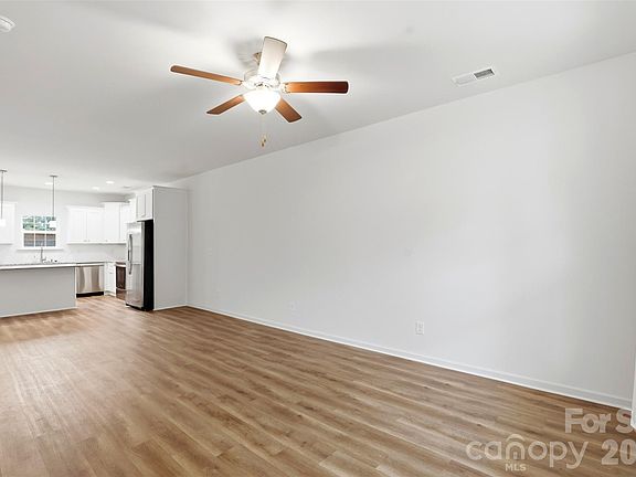 3rd image of 443 Dawn Cir