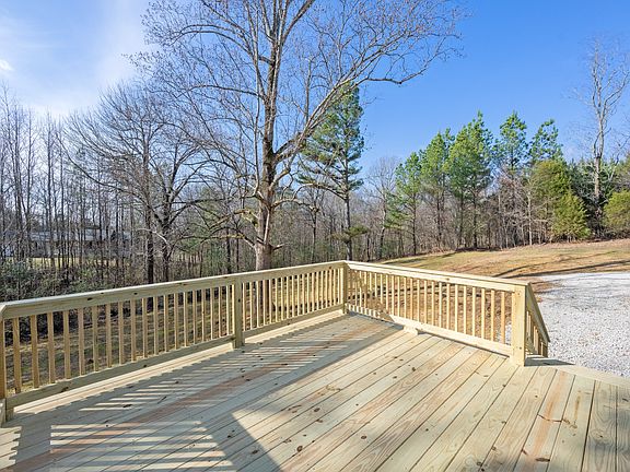 3rd image of 992 Greenway Rd