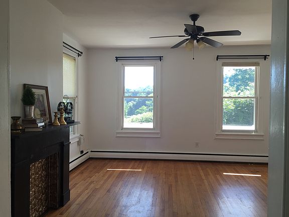 Living Room, 9' Ceilings