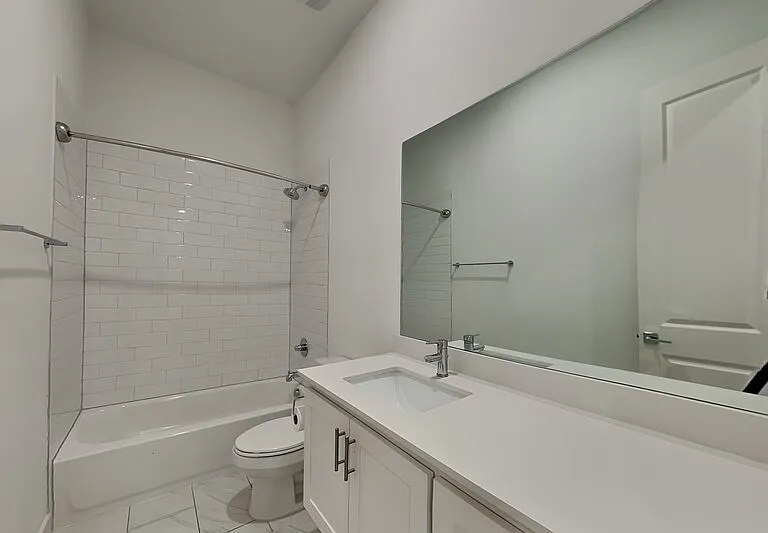 112 E Oscar Dr — Photo 3