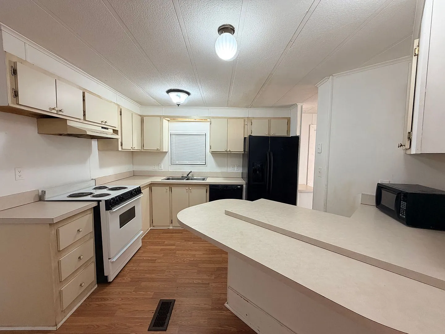 First Months Rent Free! Oversized 2/2 In Quiet Neighborhood! — Photo 4
