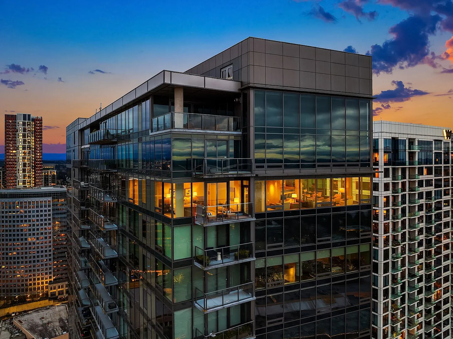 3Bd/2.5Ba Bellevue Condo — Photo 1