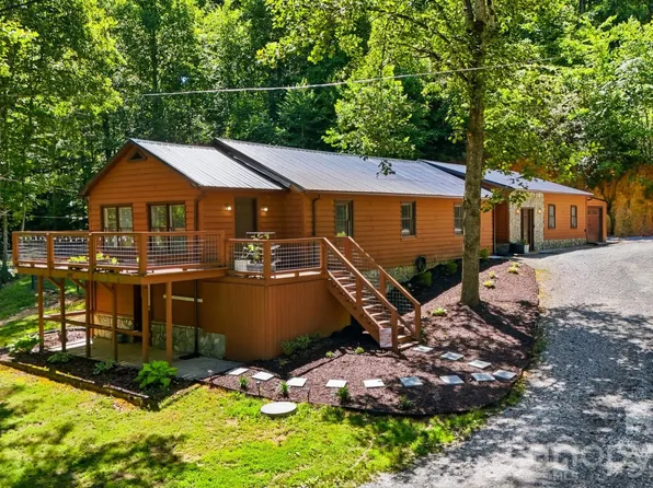1857 Creekside Pl, Lenoir, NC 28645