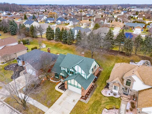 15743 Greenview Dr, Fraser, MI 48026