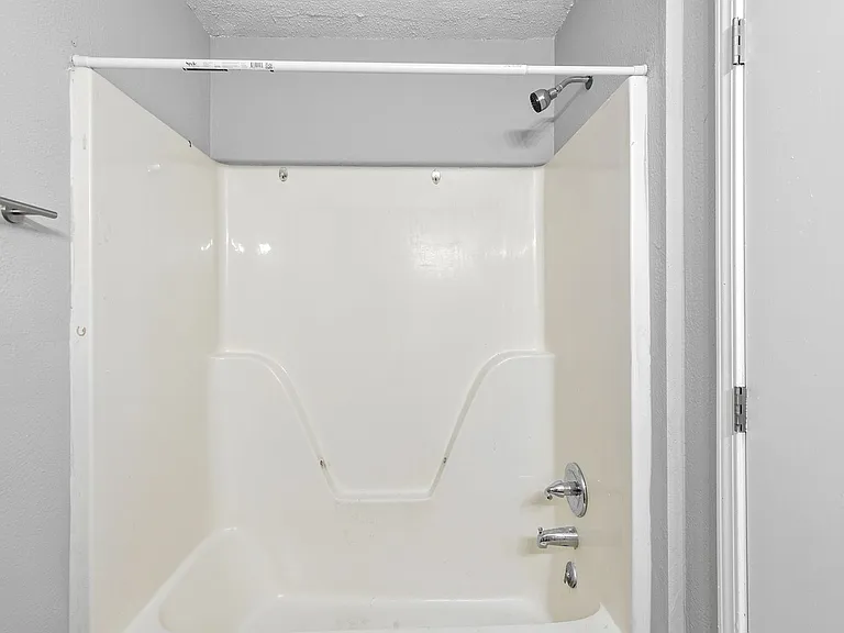 Pineview Apartments — Photo 15