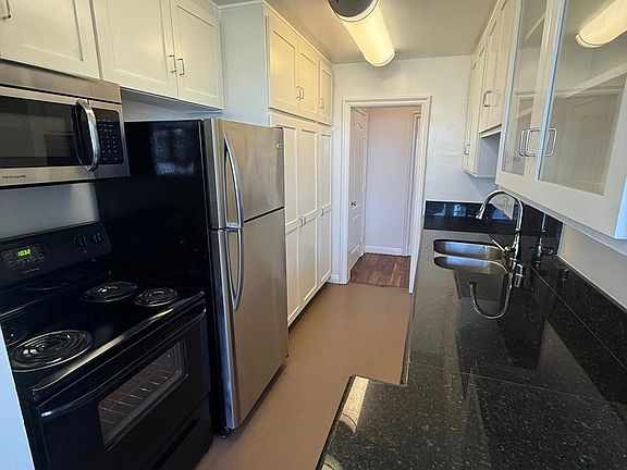 3rd image of 11936 Darlington Ave APT 206