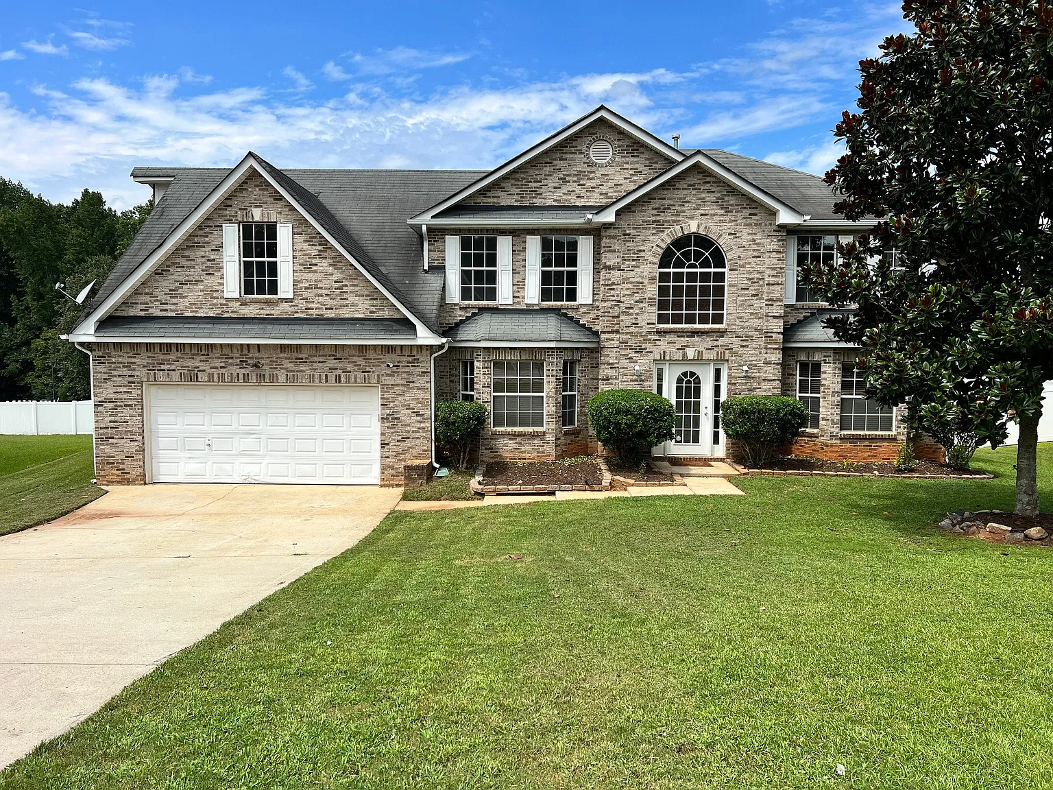 5 bed, 3384 sqft, $2,800 — Photo 2
