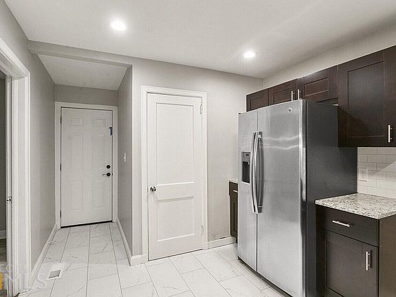 5th image of 656 Charlotte Pl NW