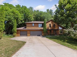 255 Glacier Dr, Green Bay, WI 54302