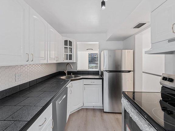 4th image of 2820 Tennis Club Dr APT 205