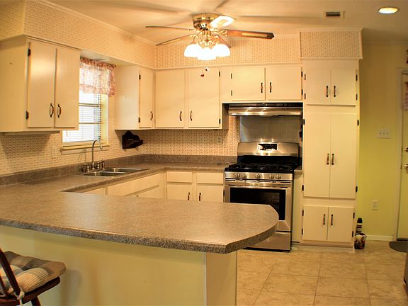 4th image of 100 Pamela Dr