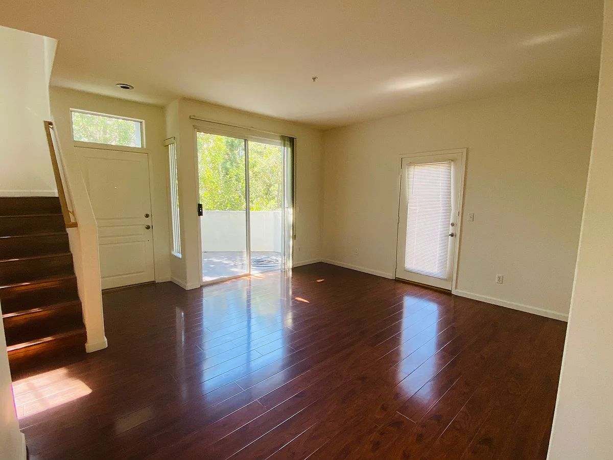 Building Photo - 305 W Newby Ave #J