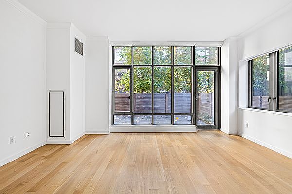 1st image of 225 E 19th St #101