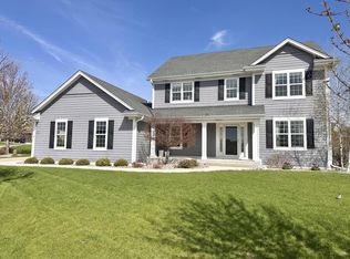 W78N408 Ridgeway Ln, Cedarburg, WI 53012