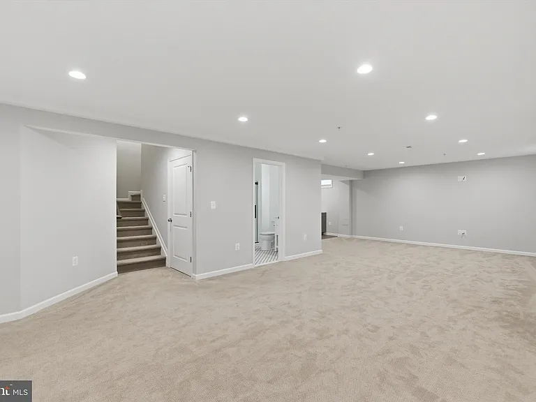 7585 Holly Ridge Dr — Photo 27
