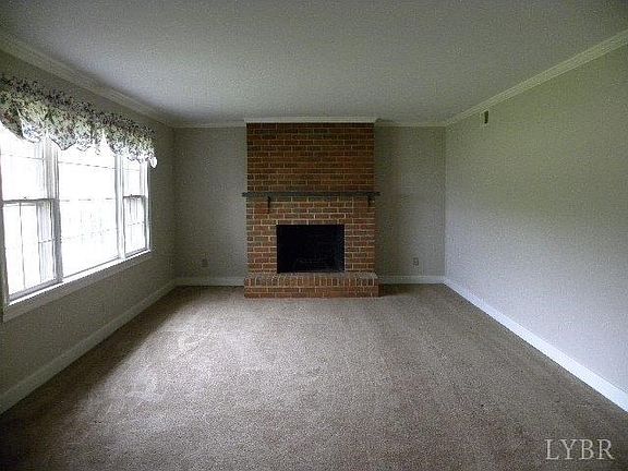 4th image of 1429 Greenview Dr