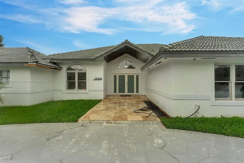 4 bed, 3.5 bath, 3114 sqft, $6,000 — Photo 2