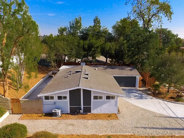 17138 Sunderland Dr — Photo 2