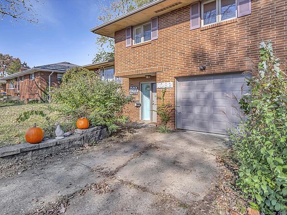 3rd image of 1082 Marland Dr N