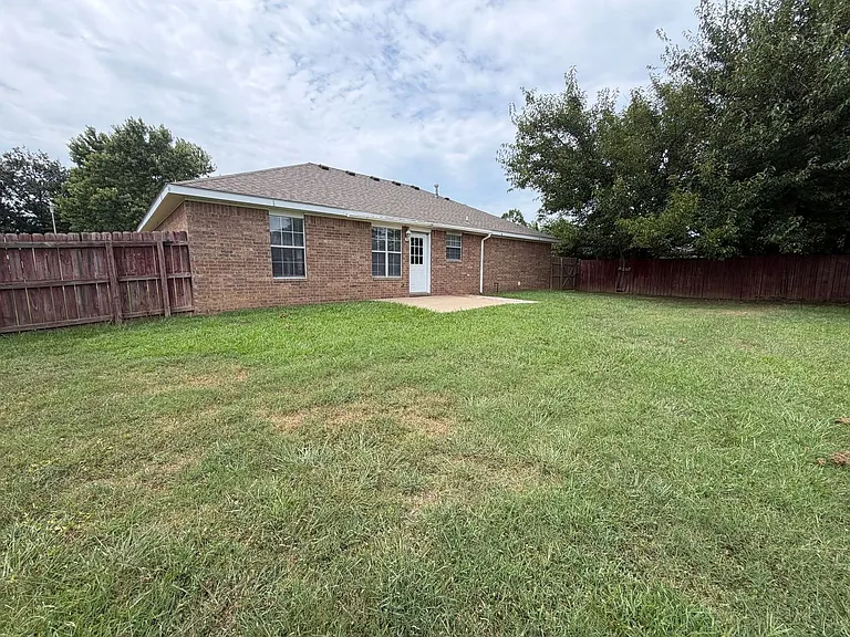 550 Walker St — Photo 21