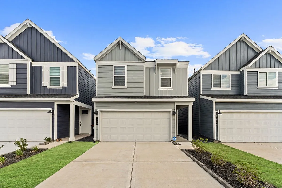 4 bed, 2.5 bath, 2166 sqft, $2,400 — Photo 1