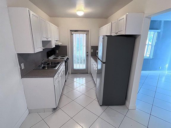 3rd image of 2737 NE 28th Street #4W