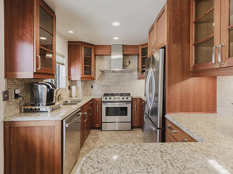 1154 S Barrington Ave — Photo 10
