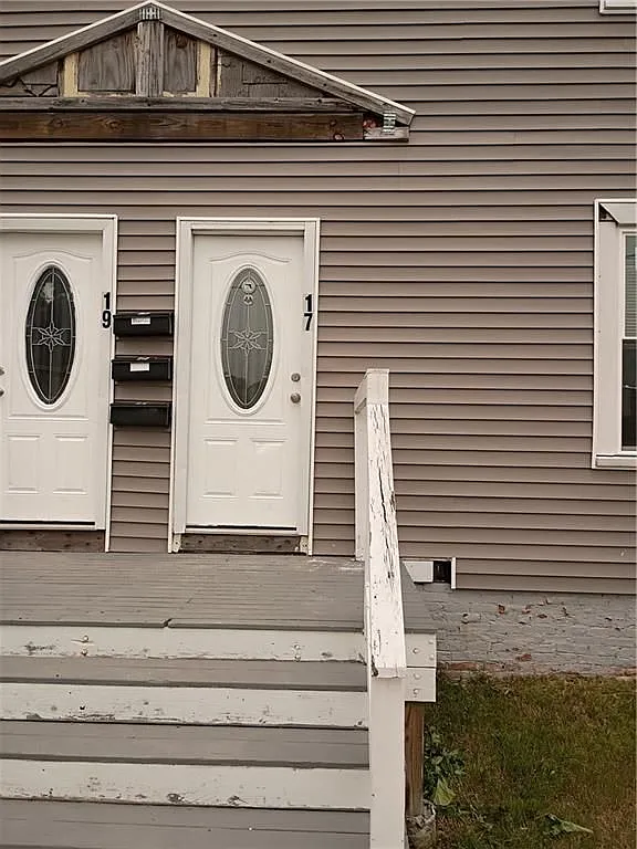 3 bed, 1.0 bath, 1200 sqft, $2,000 — Photo 2