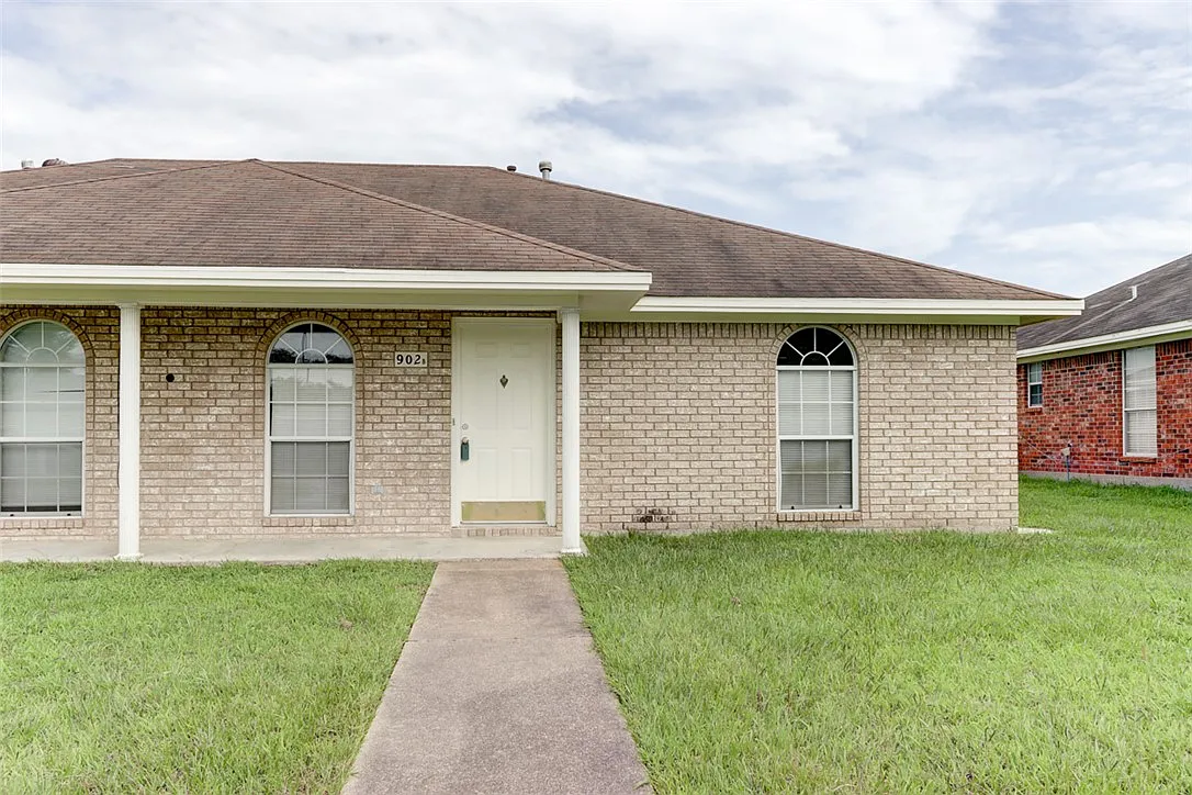 3 bed, 1060 sqft, $1,400 — Photo 2
