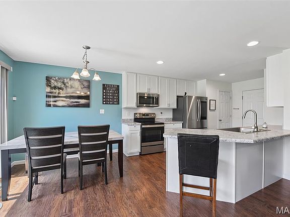 5th image of 337 Charlestowne Place Dr