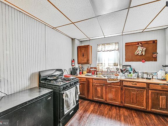5th image of 511 Main St