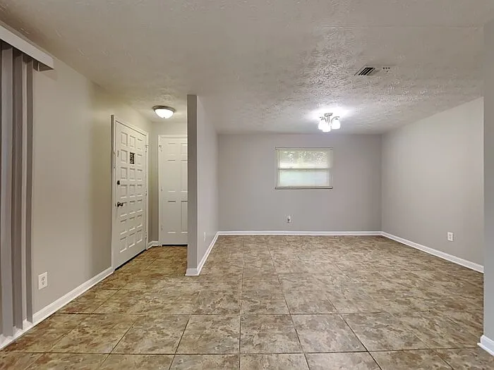 3 bed, 2.0 bath, 1368 sqft, $1,545 — Photo 3