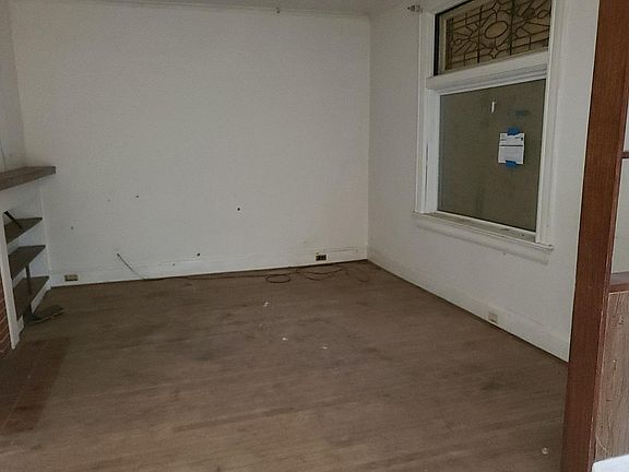 4th image of 1049 Rosemont Ave