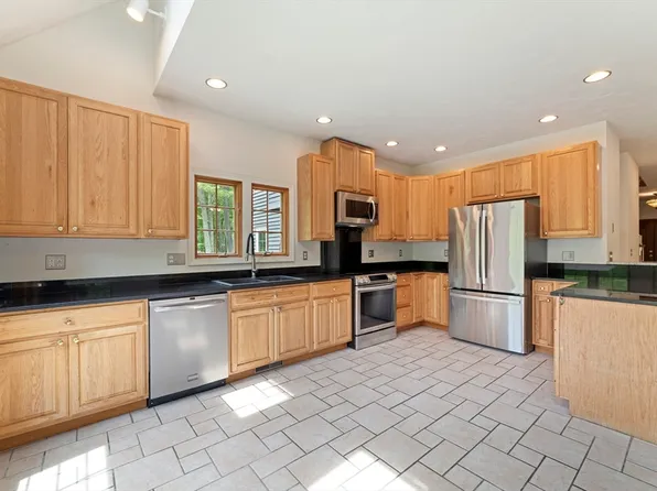 28 Vincent Rd, Mendon, MA 01756
