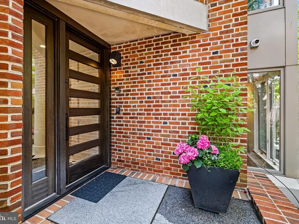 130 Delancey St, Philadelphia, PA 19106