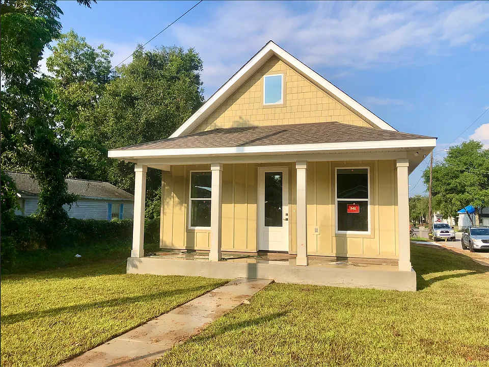 1723 N Davis Hwy