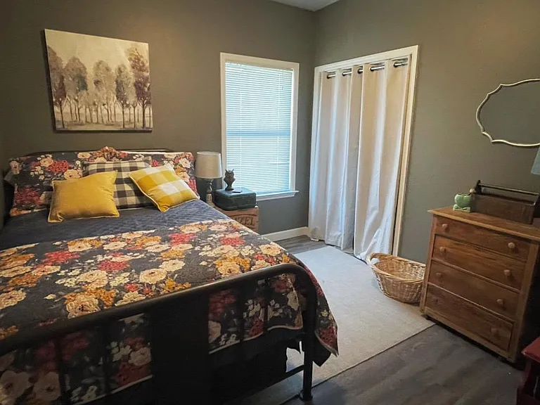 Middle bedroom with new full mattress.