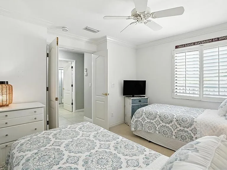 7032 Pelican Bay Blvd #E-304 — Photo 26