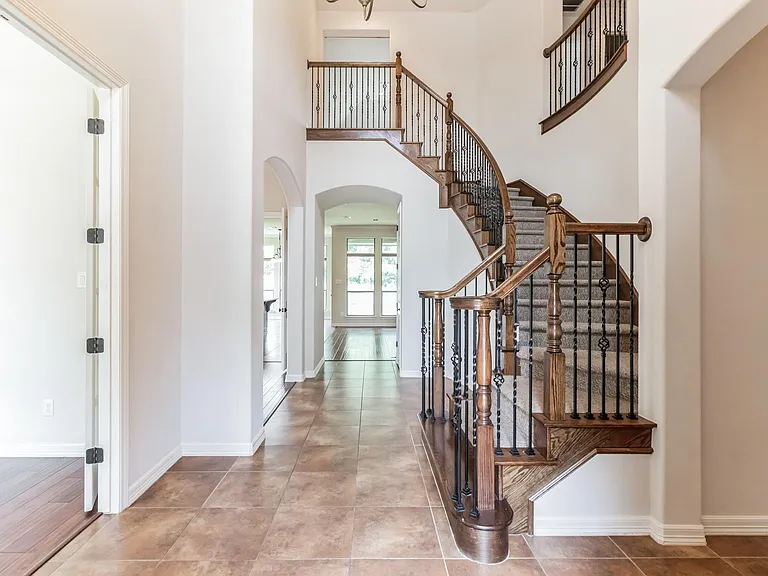 208 Angus Dr — Photo 3