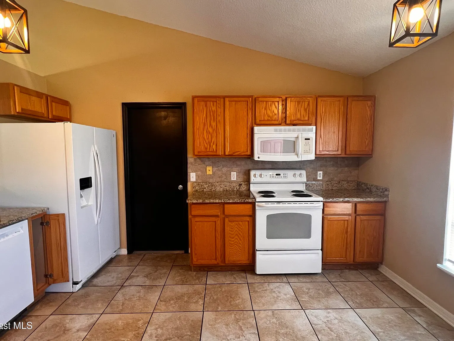 3 bed, 2.0 bath, 1398 sqft, $1,800 — Photo 3