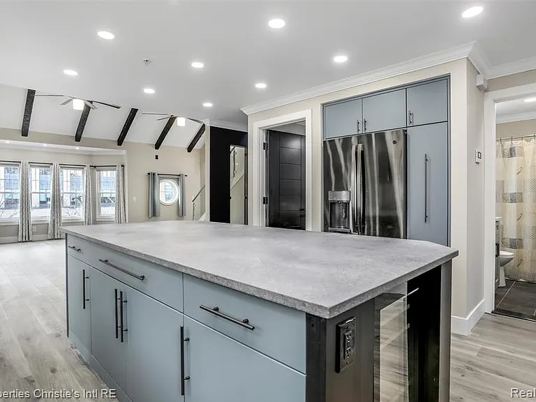 2542 Woodward Ave — Photo 12